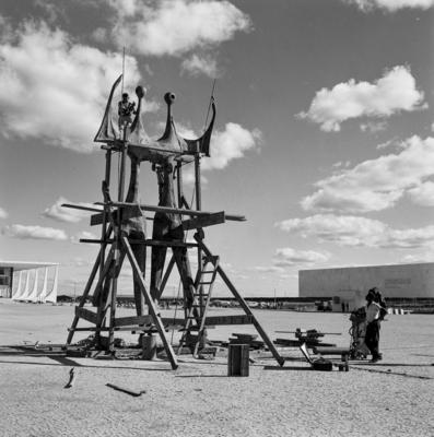 "Os Candangos" ou "Os Guerreiros", escultura de Bruno Giorgi. Ao fundo o Museu Histórico de Brasília
