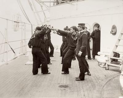 Homens lutando no interior de navio