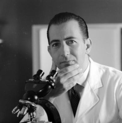 Silvano Mario Attilio Raia com microscópio