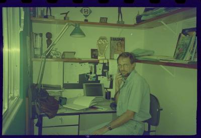 Jorge Bodanzky em seu estúdio de trabalho