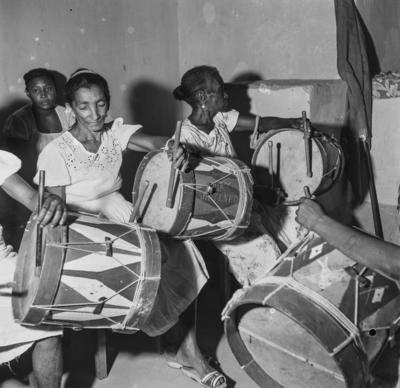 Tambor do Divino Espírito Santo, caixeiras