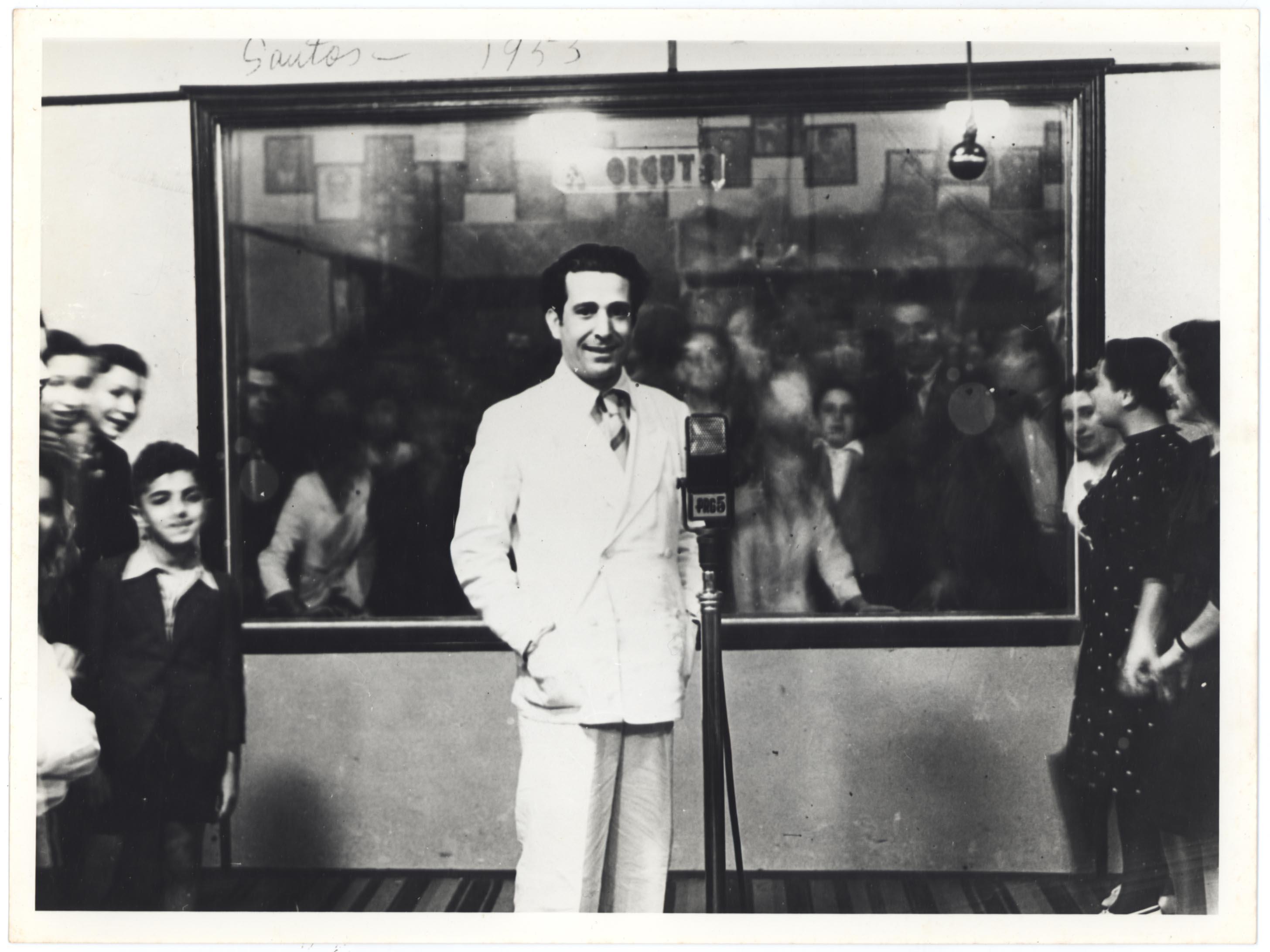 Vicente Celestino ao microfone