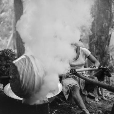 Ilha de Marajó - Mulher defumando látex