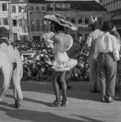 Homem fantasiado de mulher no carnaval