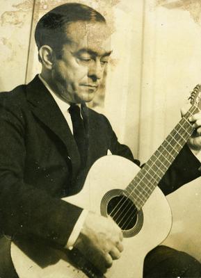 Vinicius de Moraes com o violão