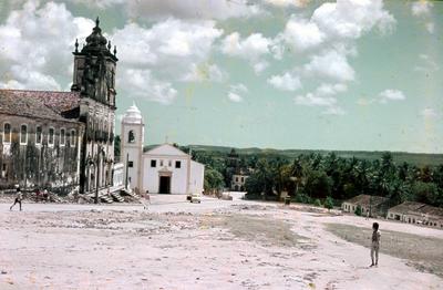 Igreja do Sagrado Coração e Igreja Matriz dos Santos Cosme e Damião (ao centro)