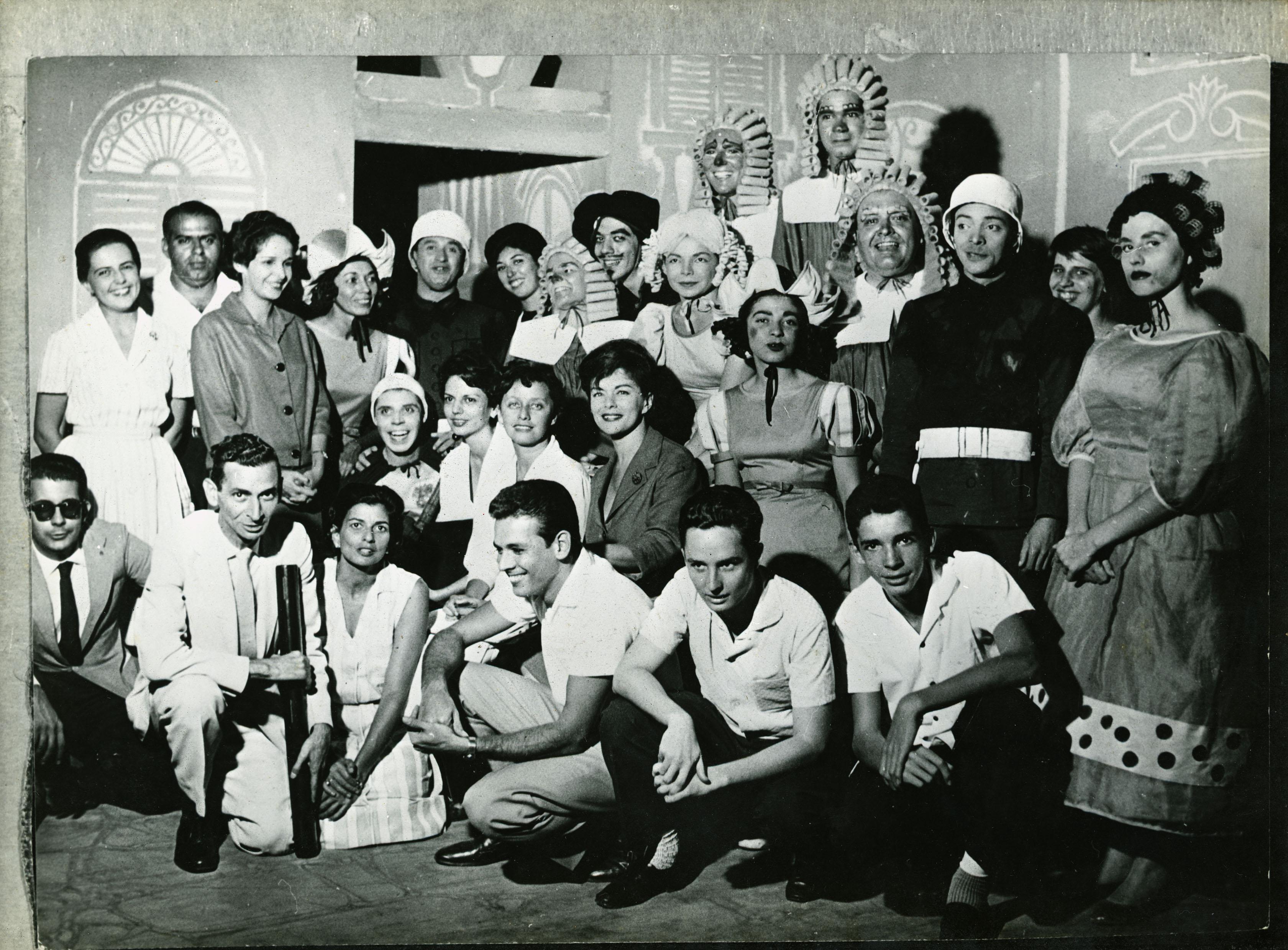 Carlos Lyra, Roberto Menescal e elenco (reprodução)