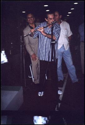 Carlos Poyares ao microfone com a flauta