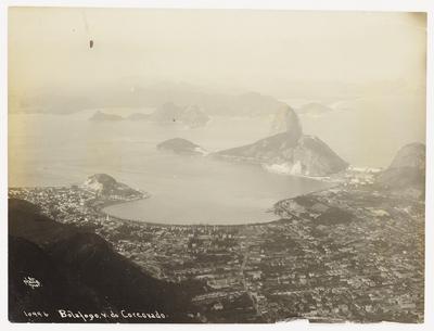 Enseada de Botafogo, tomada a partir do morro do Corcovado; ao fundo, o Pão de Açúcar