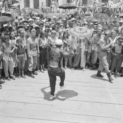 Passista de frevo no carnaval de rua de Recife