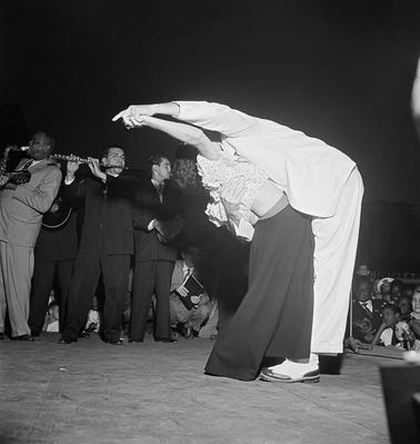 Apresentação musical durante batismo de avião