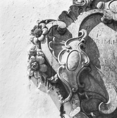 Santuário Diocesano do Bom Jesus de Matosinhos, estema de pedra-sabão no adro