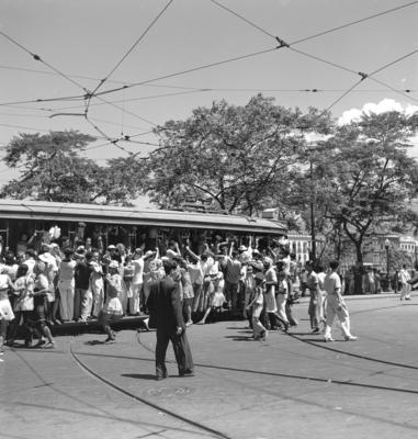 Bonde no carnaval lotado de foliões