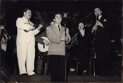 Gilberto Alves ao microfone