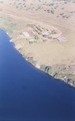 Vista aérea para casas em meio à floresta