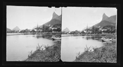 Enseada de Botafogo; ao fundo, o Morro do Corcovado