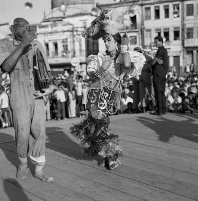 Homem fantasiado de mulher no carnaval