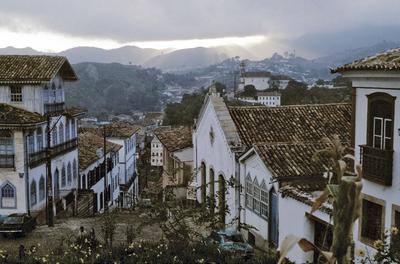 Casas em frente à Igreja do Carmo