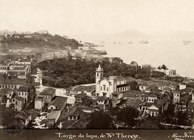 Vista do Passeio Público, Morro do Castelo, Igreja de Nossa Senhora da Lapa,  praia e Igreja de Santa Luzia ao fundo, vistos de Santa Teresa.