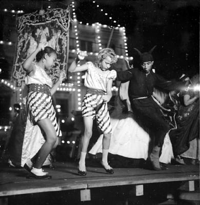 Desfile do bloco Vassourinhas em frente ao prédio do Diário de Pernambuco