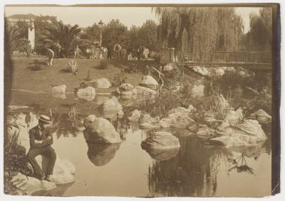 Ponte sobre lago na praça da República