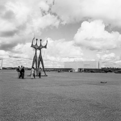 "Os Candangos" ou "Os Guerreiros", escultura de Bruno Giorgi. Ao fundo, o Museu Histórico de Brasília