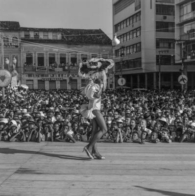 Homem fantasiado de mulher no carnaval
