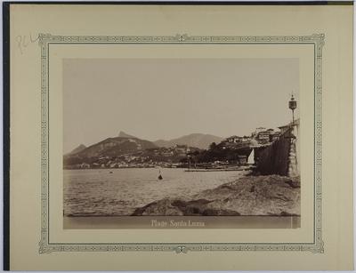 Vista da praia de Santa Luzia; ao fundo, o Morro do Castelo