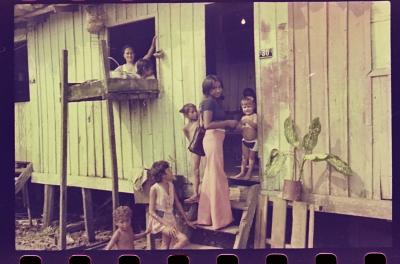 Edna de Cássia e sua família em sua casa