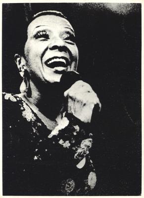 Elizeth Cardoso ao microfone (folheto)