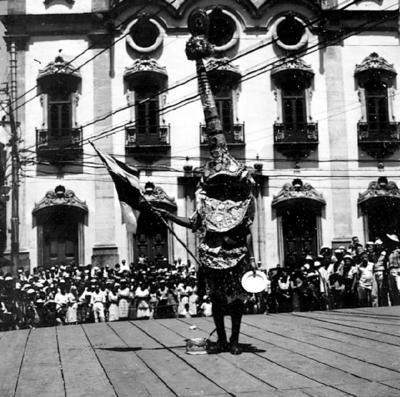Carnaval de rua em frente à Igreja Matriz do Santíssimo Sacramento de Santo Antônio