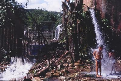 Banho de crianças em queda d'água