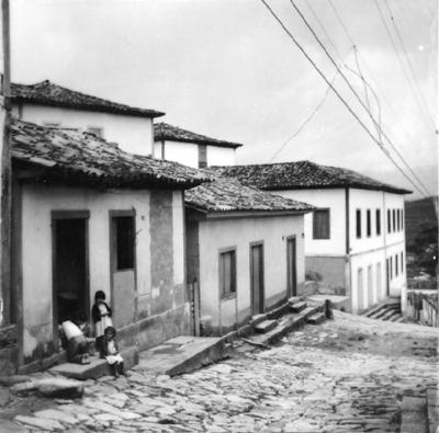 Aspectos de Congonhas, casario com criança