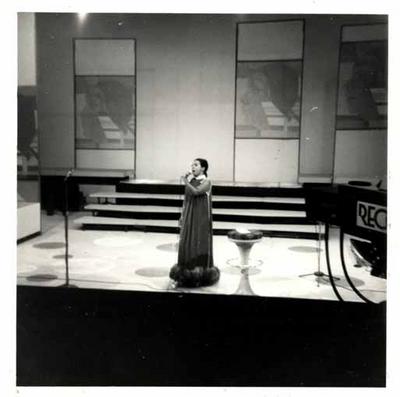 Elizeth Cardoso ao microfone