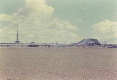 Vista para Torre de TV de Brasília e Catedral Metropolitana Nossa Senhora Aparecida