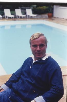 Homem não identificado em frente a piscina