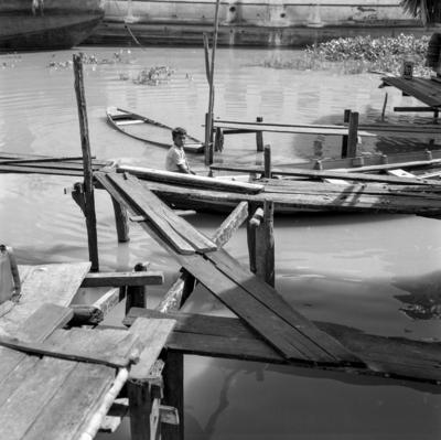 Vila da Barca, palafitas flutuantes, crianças em barco