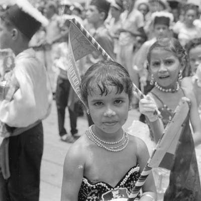 Crianças desfilando em agremiações carnavalescas