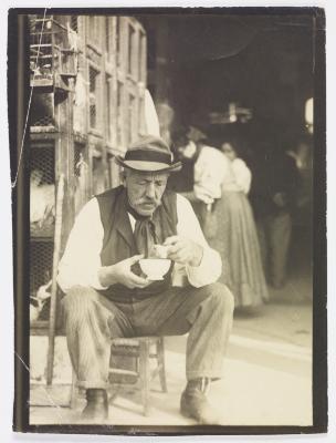 Vendedor de galinhas no mercado dos Caipiras