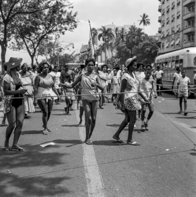 Desfile de blocos no Banho de Mar à Fantasia