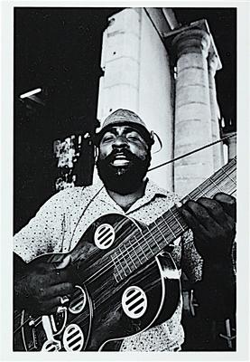 Cartão Postal com reprodução de fotografia “Bula-Bula” (Salvador - 1981) de Madalena Schwartz pertencente ao Acervo do Instituto Moreira Salles