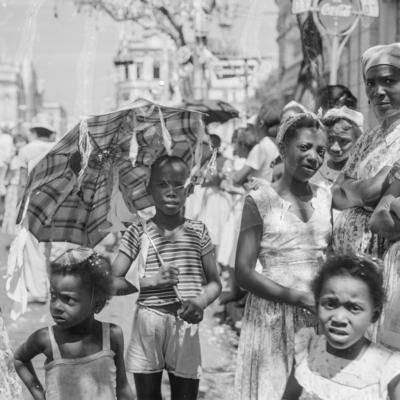 Criança assistindo ao carnaval de rua