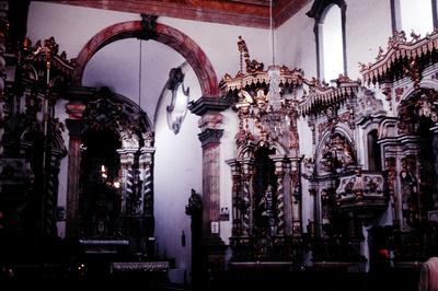 Igreja Matriz de Nossa Senhora do Bonsucesso - nave e retábulo colateral