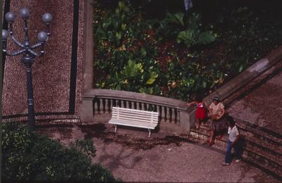 Transeuntes em praça
