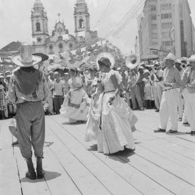 Desfile de agremiação carnavalesca, em frente à Igreja Matriz do Santíssimo Sacramento de Santo Antônio