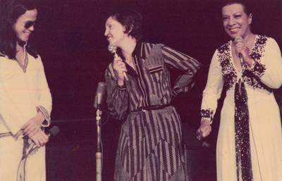 Elizeth Cardoso ao microfone