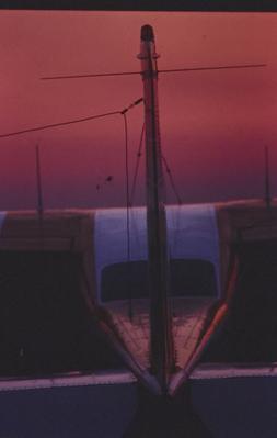 Asa de avião ao pôr do sol