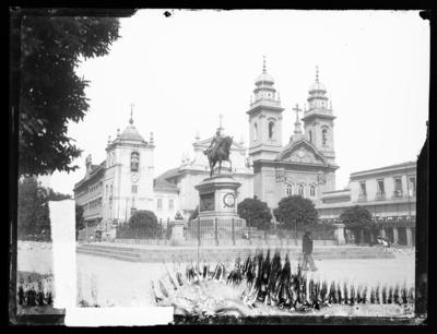 Monumento em homenagem ao Marechal Osório, estátua equestre, em frente ao Paço Imperial; ao fundo, as igrejas de Nossa Senhora do Carmo da Antiga Sé e da Ordem Terceira do Carmo