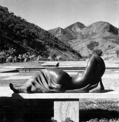 Residência de Edmundo Cavanellas, projeto do arquiteto Oscar Niemeyer e Burle Marx, com a escultura Mulher deitada, de Alfredo Ceschiatti