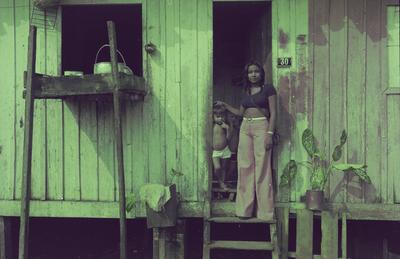 Edna de Cássia e sua família em sua casa